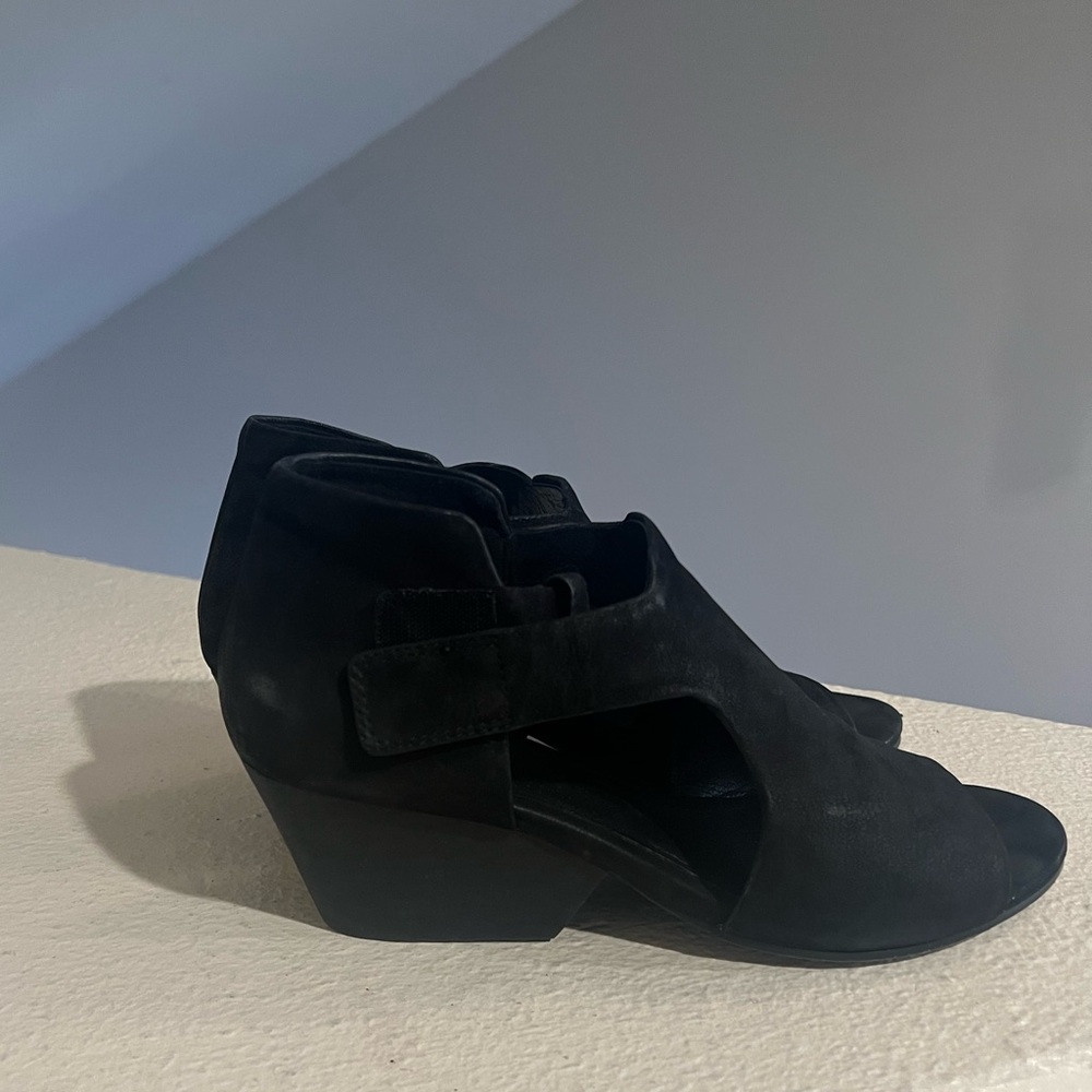 Eileen Fisher Iris Black‎ Tumbled Nubuck Leather Stacked Heel Open Toe …